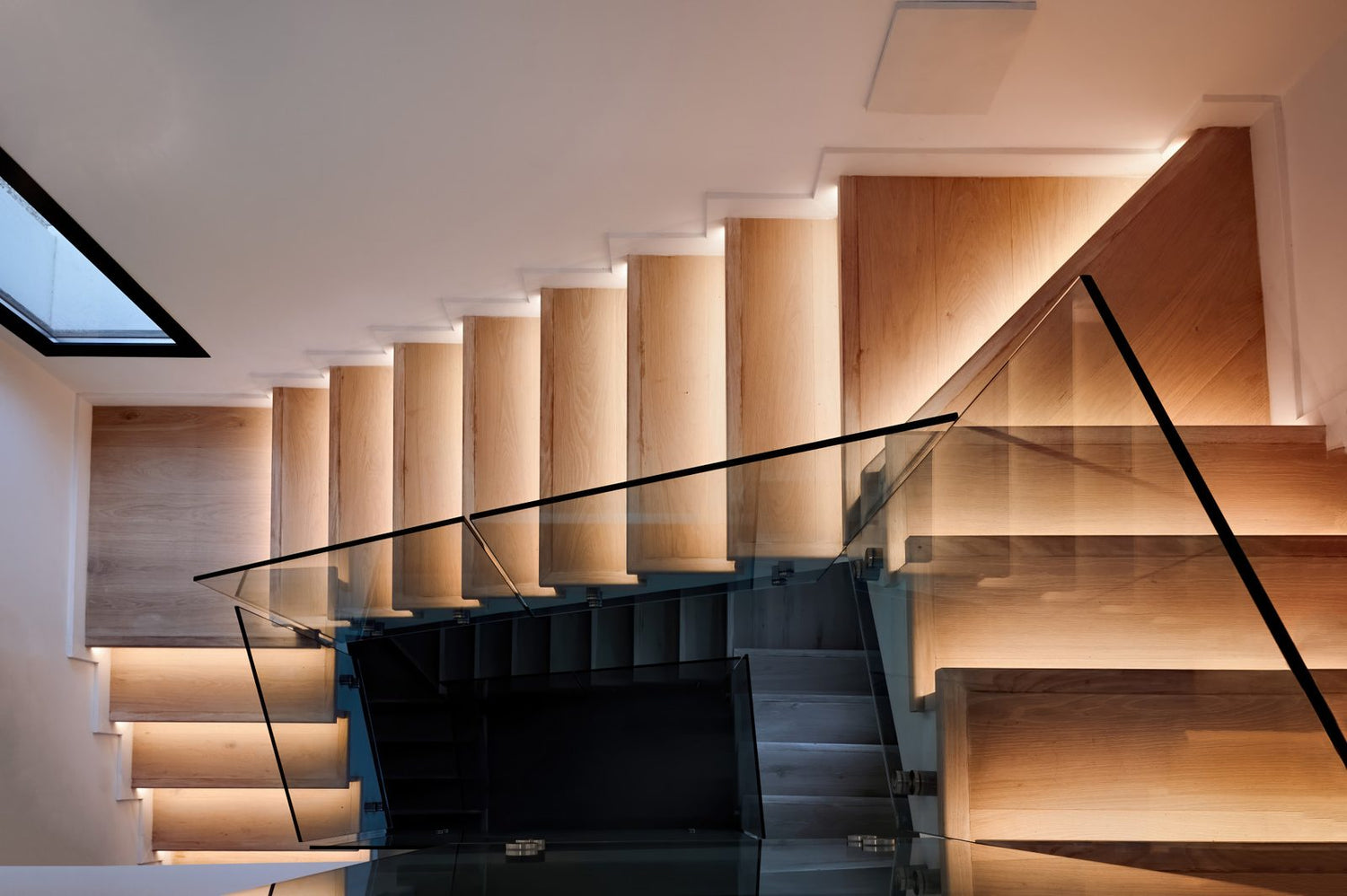 Modernes Wohnhaus von innen mit Treppe und großer Glasfläche