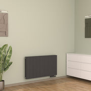 Design-Paneelheizkörper SOMERA Anthrazit, horizontal – Ansicht von vorn