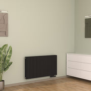 Design-Paneelheizkörper SOMERA Schwarz, horizontal – Ansicht von vorn