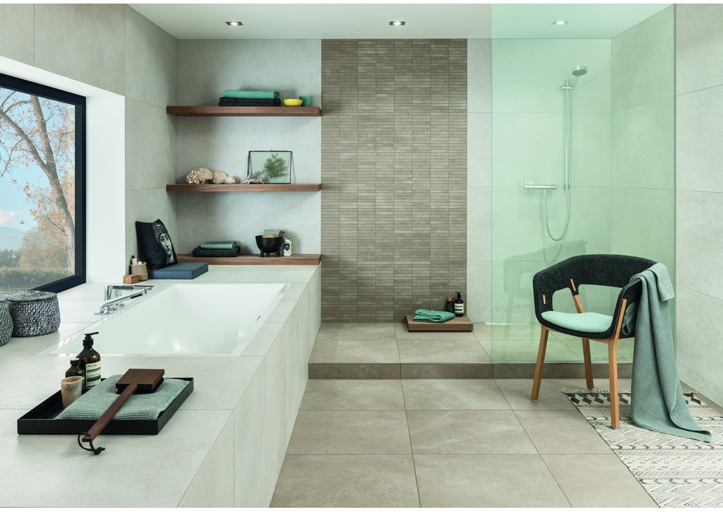 Bad mit großformatigen Bodenfliesen in Betonoptik, Villeroy & Boch Hudson White-Sand
